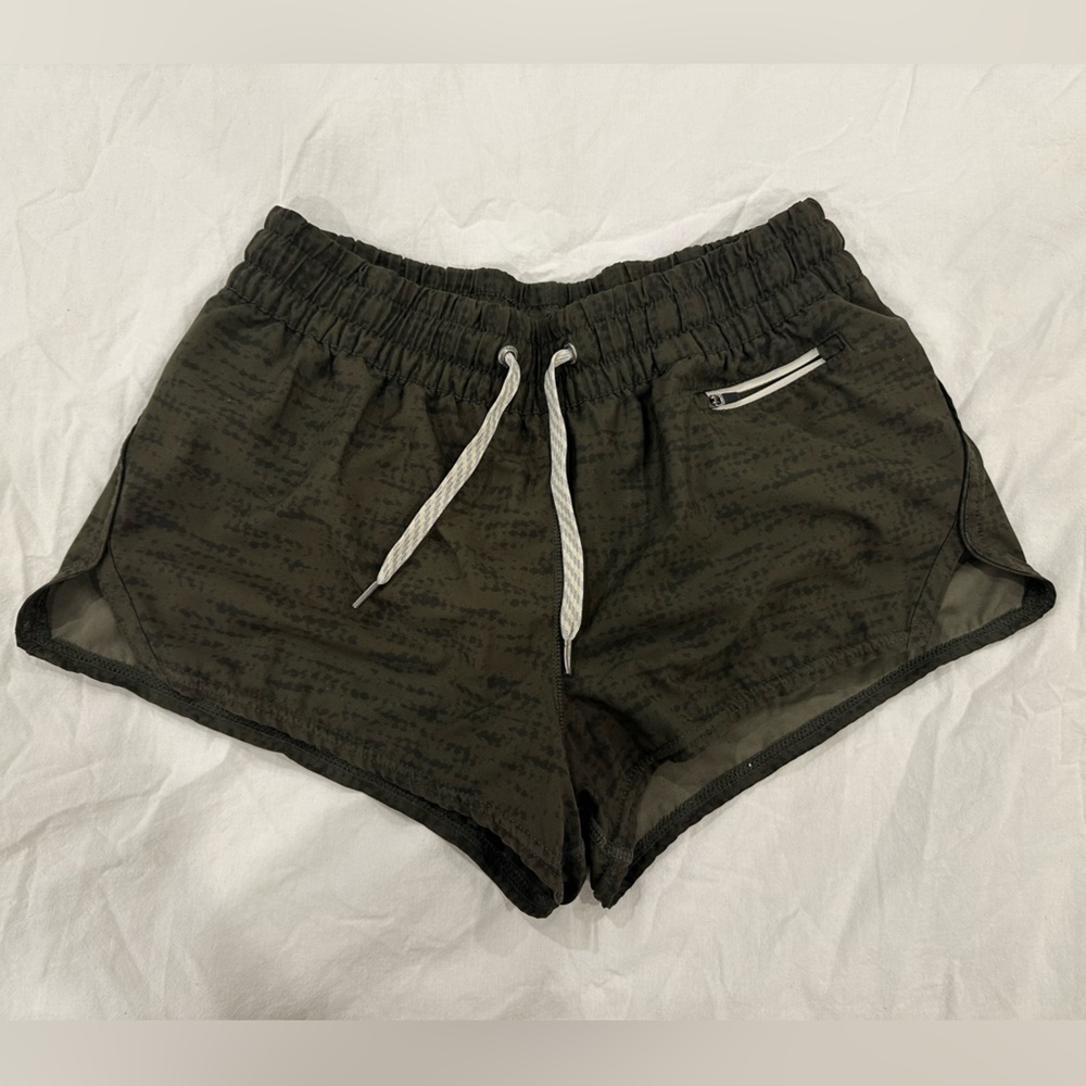 Vuori clementine shorts. GUC